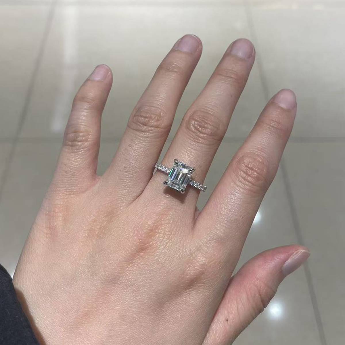 直臂微镶长方钻女戒S925银镀白金定制选款主石莫桑钻3.0ct/副石高碳钻